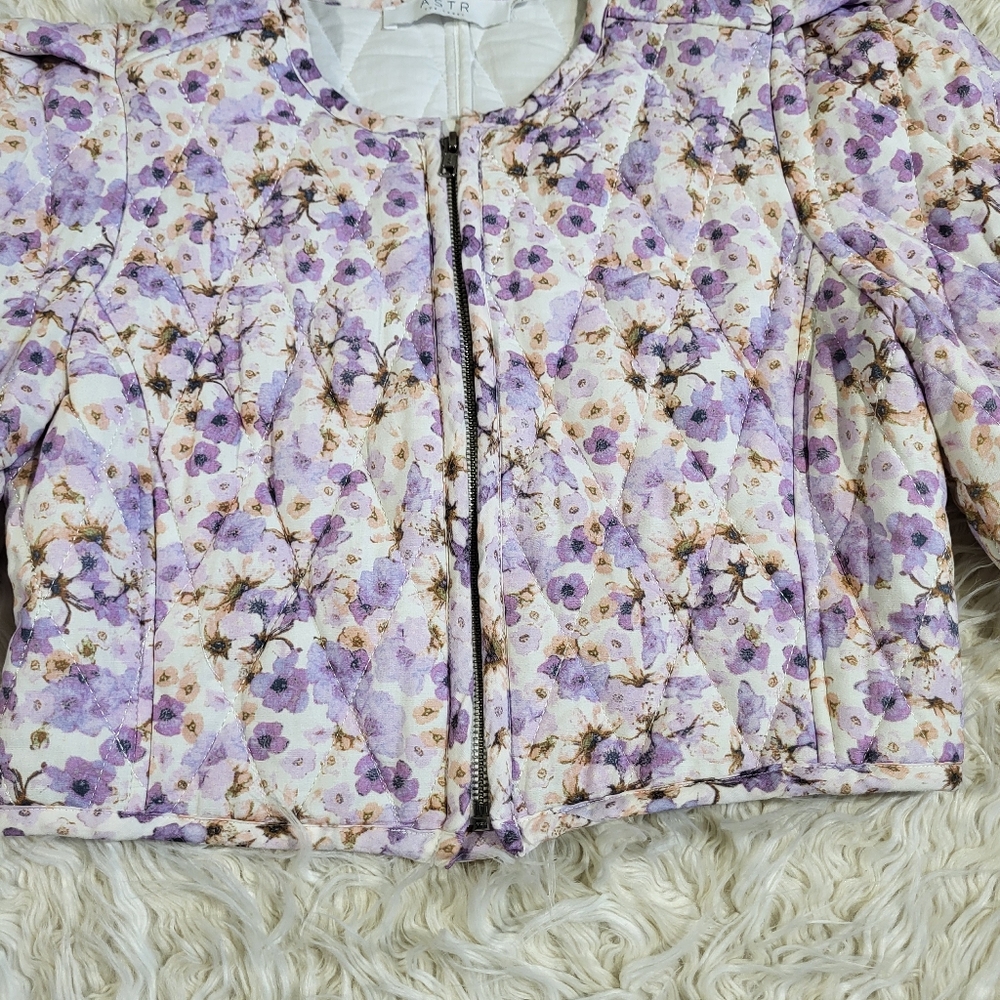 ASTR BREA FLORAL QUILTED CROPPED PUFF SLEEVE JACKET - SIZE SMALL - Picture 5 of 16